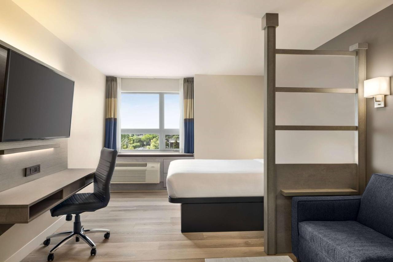 Microtel Inn & Suites By Wyndham Boisbriand Sainte-Therese ภายนอก รูปภาพ