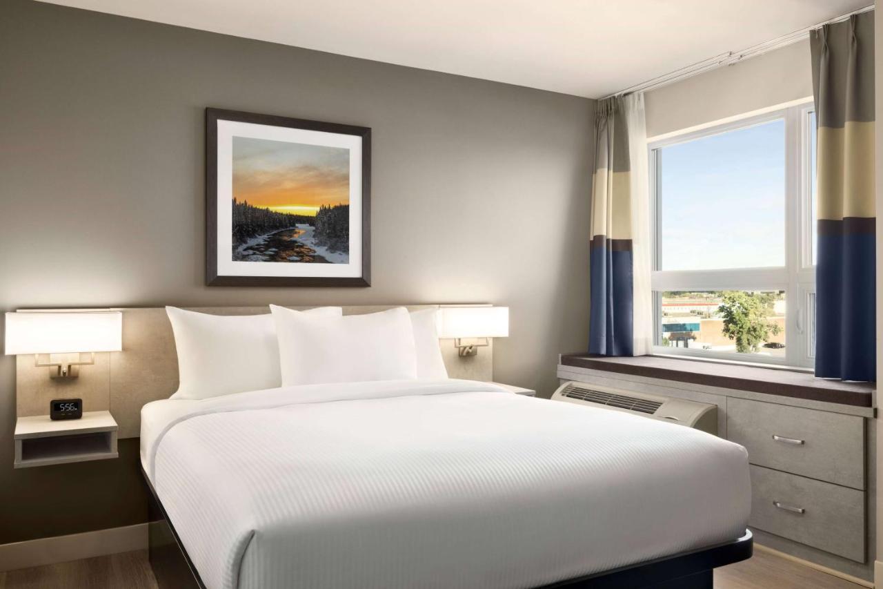 Microtel Inn & Suites By Wyndham Boisbriand Sainte-Therese ภายนอก รูปภาพ
