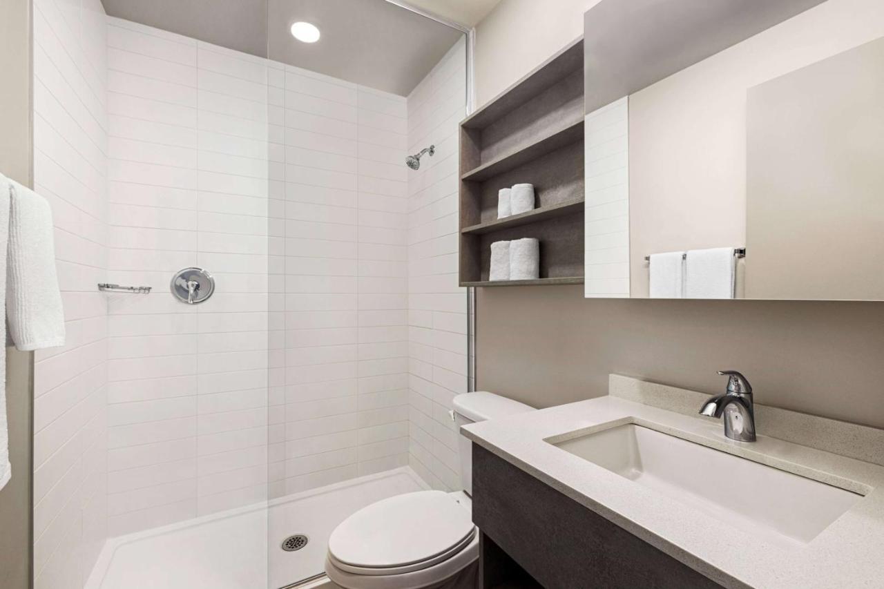 Microtel Inn & Suites By Wyndham Boisbriand Sainte-Therese ภายนอก รูปภาพ
