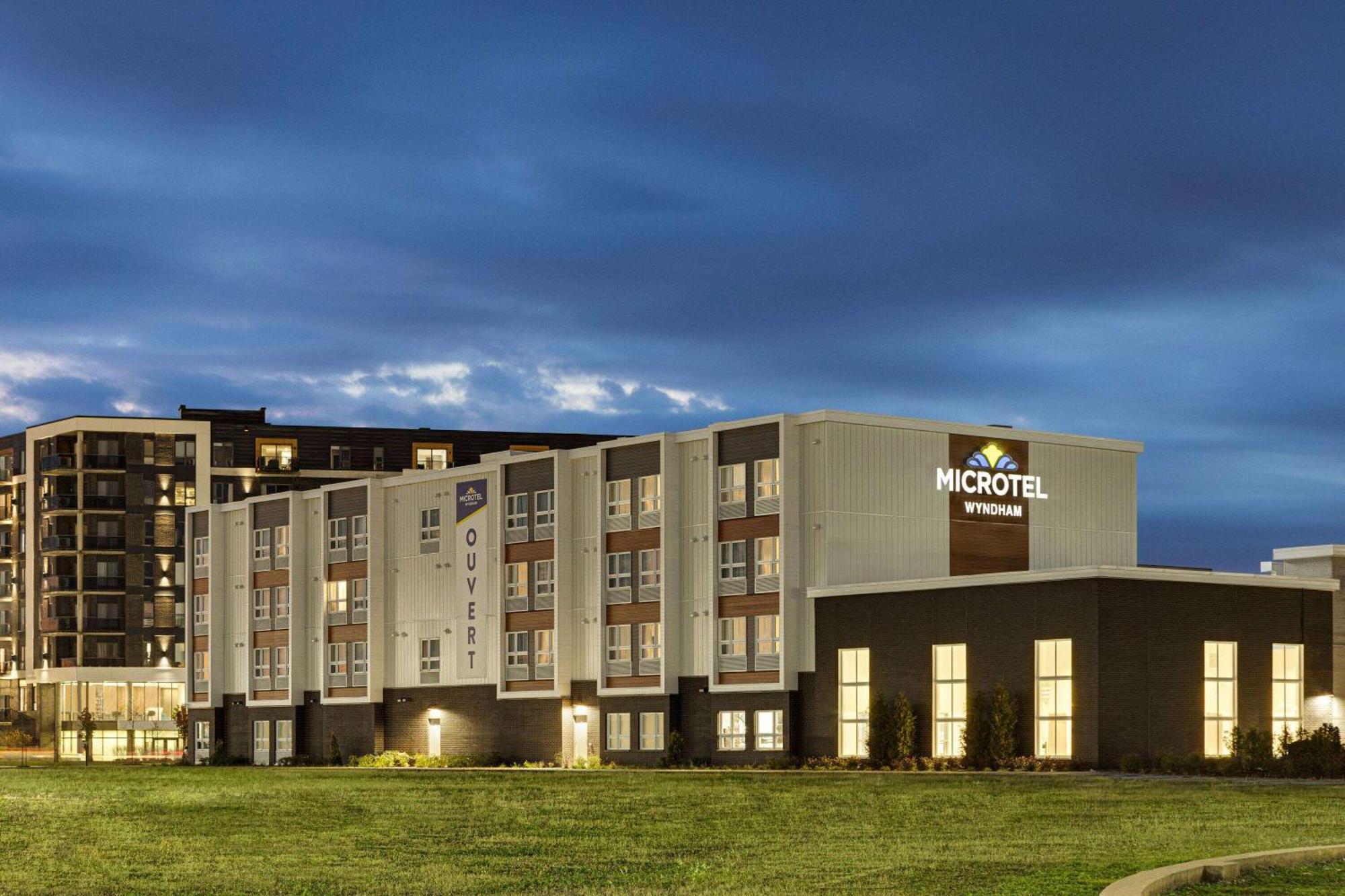 Microtel Inn & Suites By Wyndham Boisbriand Sainte-Therese ภายนอก รูปภาพ