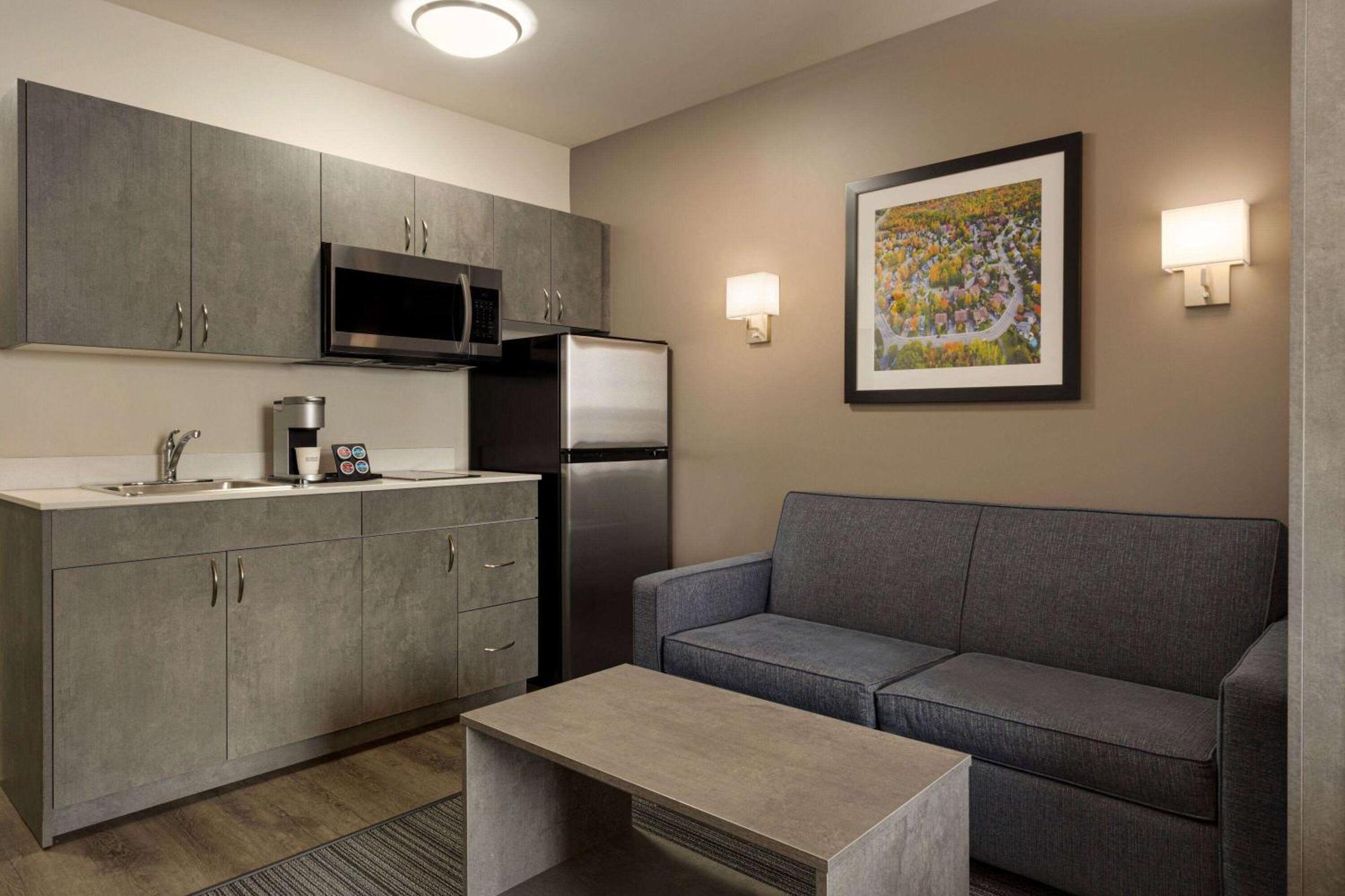 Microtel Inn & Suites By Wyndham Boisbriand Sainte-Therese ภายนอก รูปภาพ