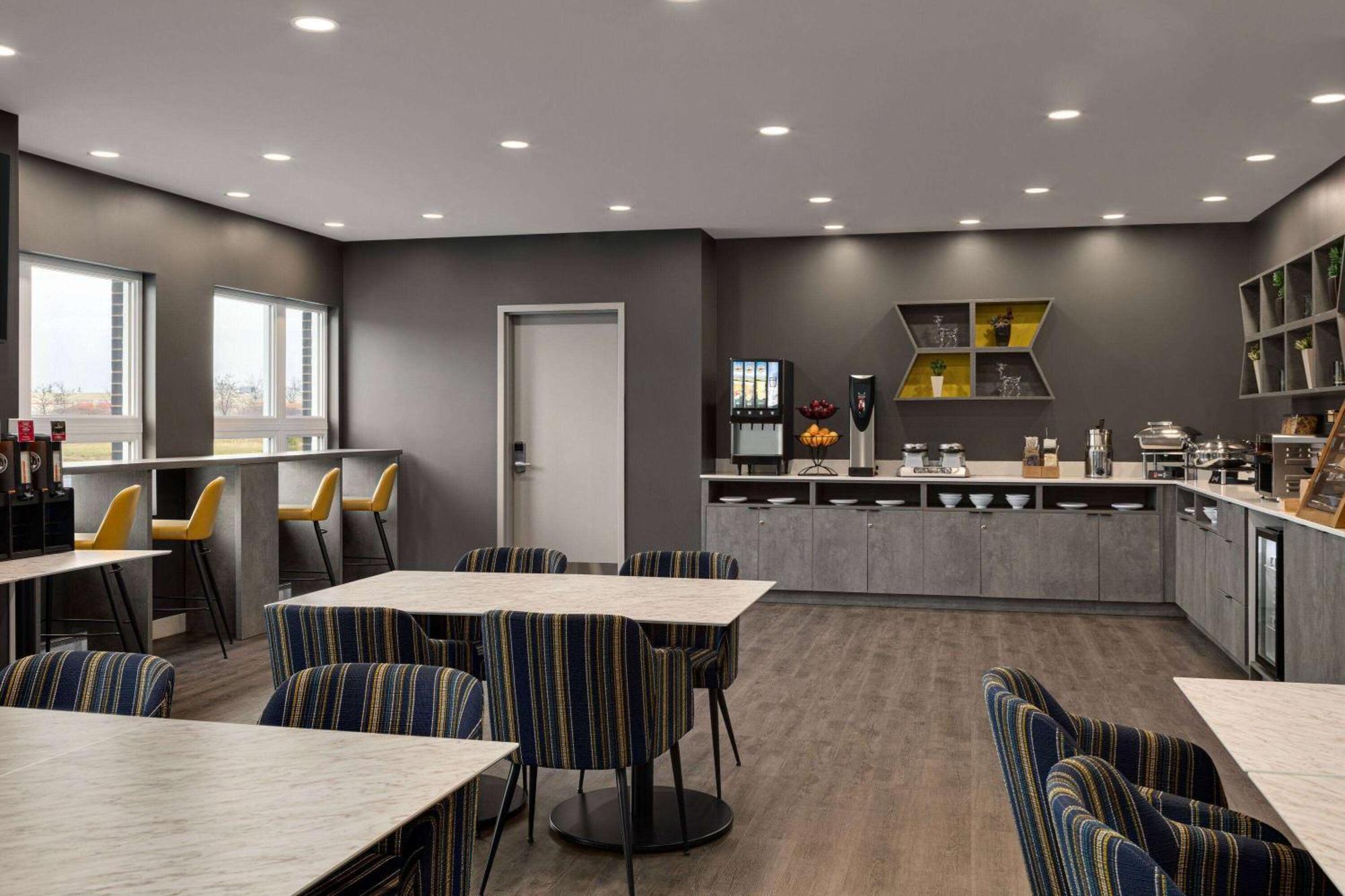 Microtel Inn & Suites By Wyndham Boisbriand Sainte-Therese ภายนอก รูปภาพ