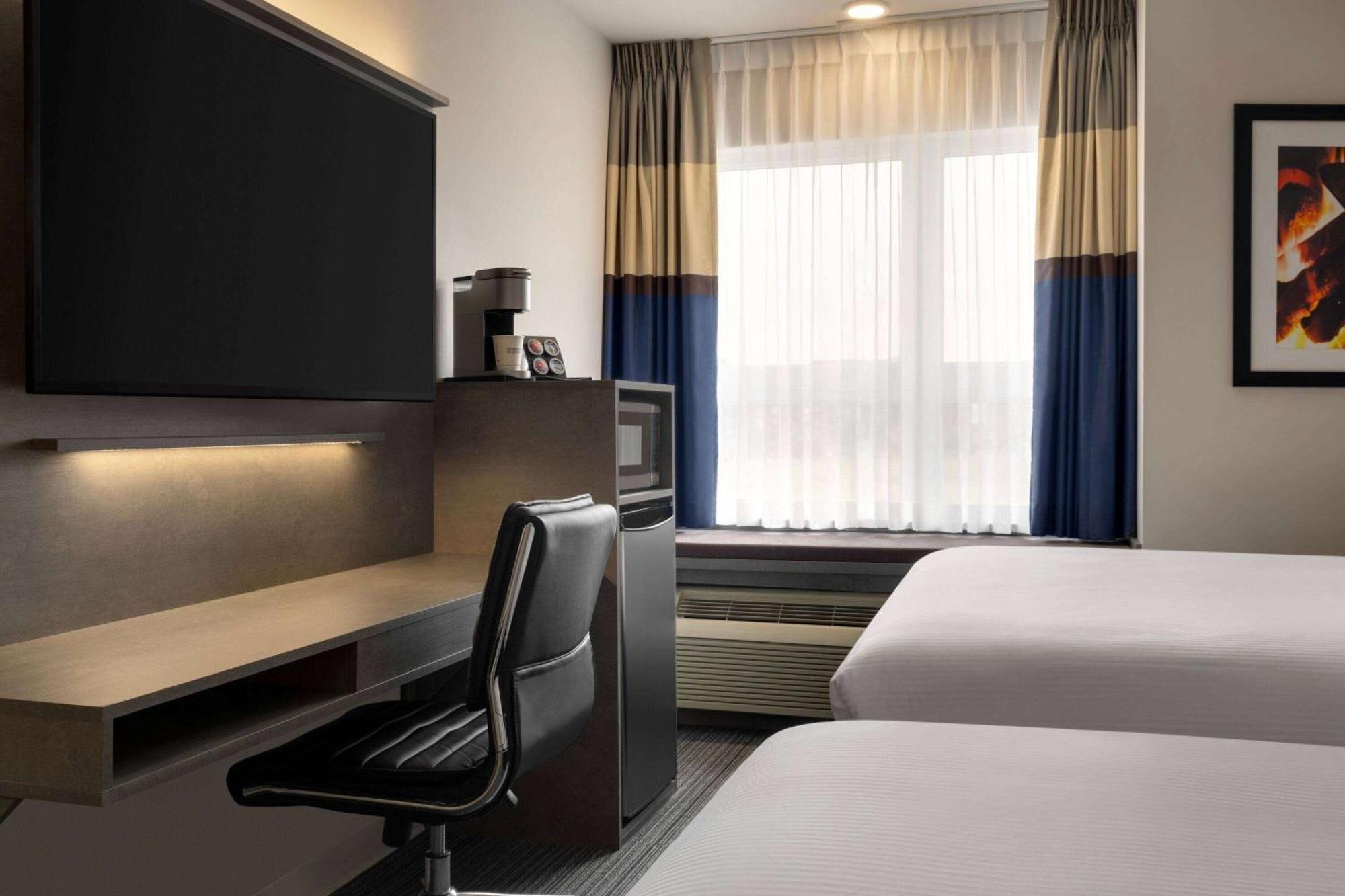 Microtel Inn & Suites By Wyndham Boisbriand Sainte-Therese ภายนอก รูปภาพ