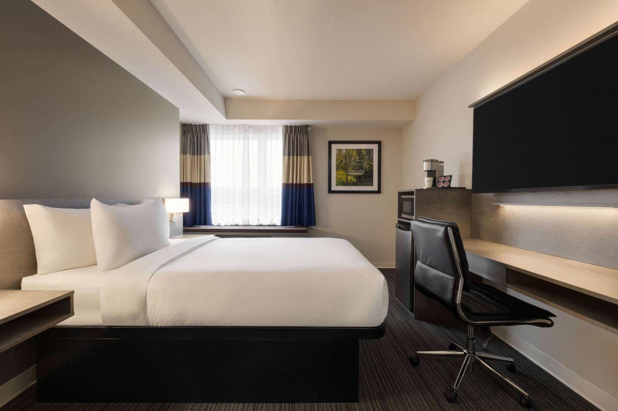 Microtel Inn & Suites By Wyndham Boisbriand Sainte-Therese ภายนอก รูปภาพ
