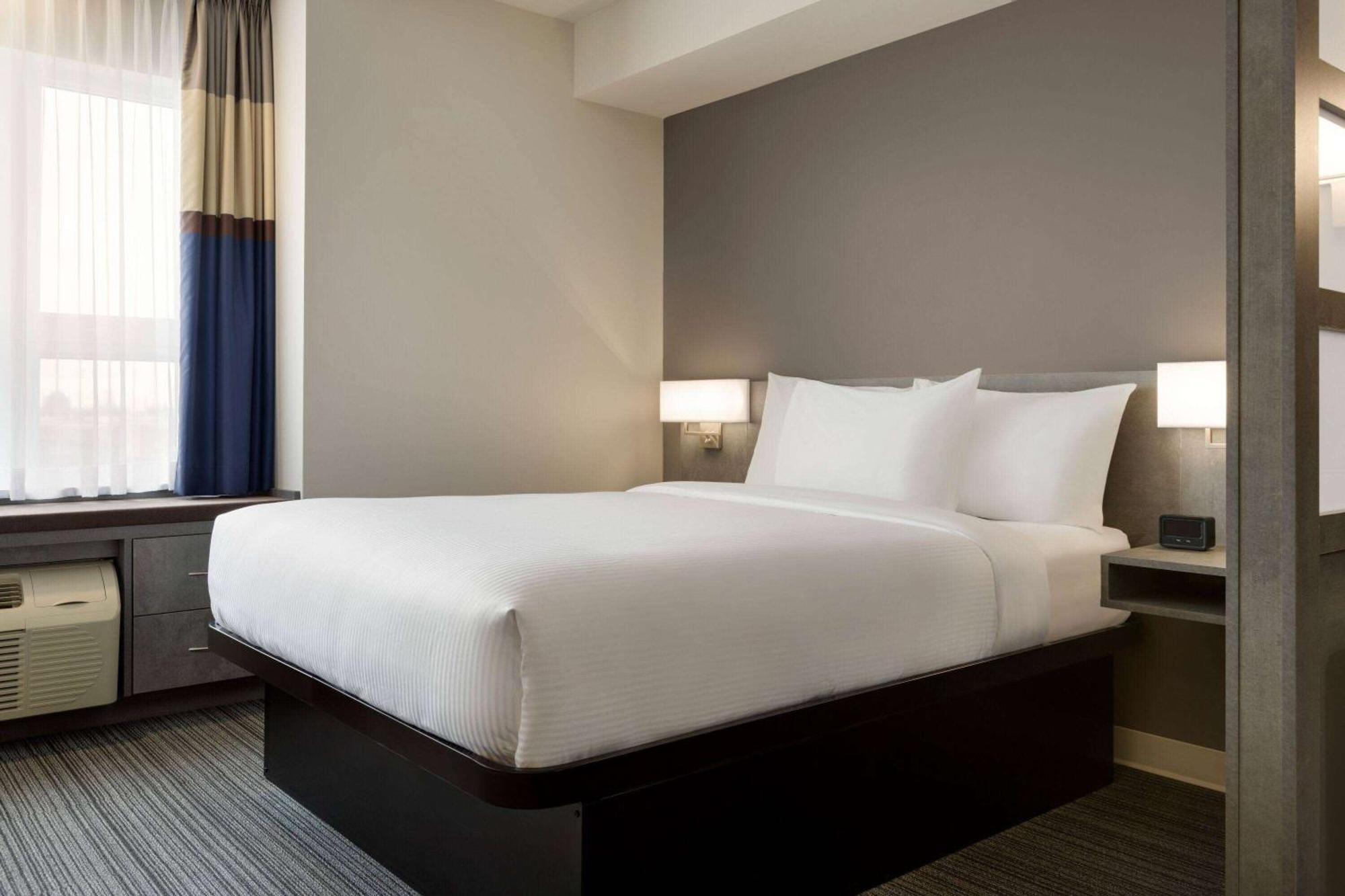 Microtel Inn & Suites By Wyndham Boisbriand Sainte-Therese ภายนอก รูปภาพ